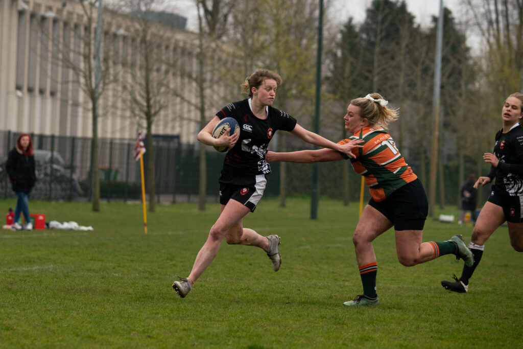 Lotte Heeren rugby actie foto